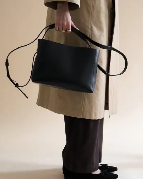 Clearance - Hedda midi handbag, black Laukut