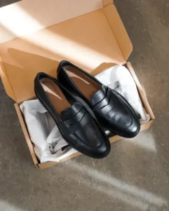 Online - Sara nahkaloaferit, musta Tennarit Ja Loaferit