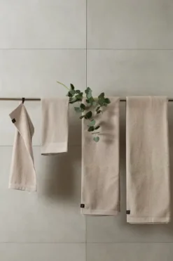 Outlet beige froteepyyhe, kaksi kokoa Kylpyhuonetekstiilit