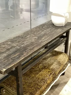 Outlet - pitkä sivupöytä hyllyllä #722, black Vanhat Puuhuonekalut