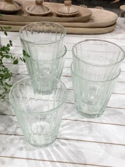 - lasi, keskikokoinen Astiat